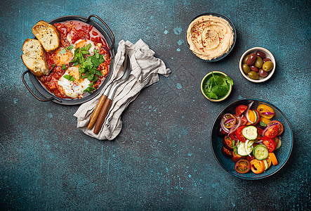 中东早餐或早午餐 与Shakshouka 吐司 蔬菜沙拉 hummus 橄榄复制空间美食餐厅鹰嘴豆泥食物面包盘子菜单香菜平底锅图片