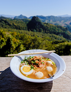 北泰国山上的面汤 班贾宝面条餐厅有名风的一面观文化食物午餐村庄盘子蔬菜游客农村山脉勺子图片