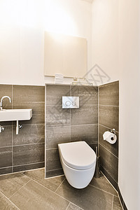 一个小浴室 有厕所和洗手间浴缸地面窗户镜子淋浴家具奢华房间花瓶装饰图片