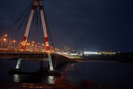 一辆大型汽车桥 汽车在夜间驾驶建筑目的地蓝色天空景观城市运输交通地标旅游图片