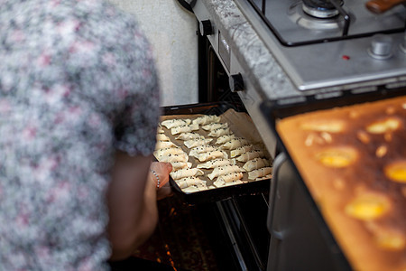 制作自制羊角面包和在家做其他糕点的过程孩子面包师厨房厨师甜点面包食物桌子烤箱女性图片