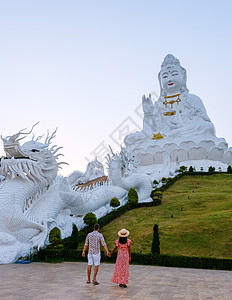 访问清莱大布达寺的泰国佛塔建筑男人文化旅游艺术夫妻日落寺庙佛教徒图片