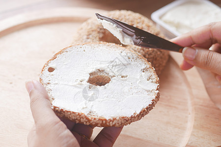 芝士奶油在新鲜面包面包面包上传播糕点包子面团蛋糕奶油圆形食物乡村奶制品图片