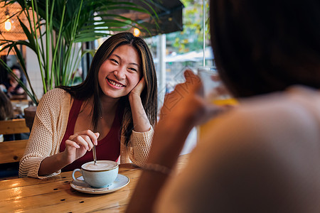 女人在约会时微笑着向朋友笑图片