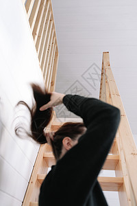年轻女性对木制楼梯的简单发型 抑郁 孤独和隔离概念  自我护理 呆在家里等寂寞建筑学房间房子女士家具女孩脚步焦虑梯子图片
