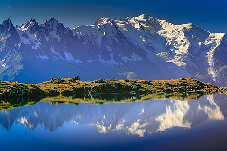 勃朗峰和田园诗般的 Cheserys 湖倒影 霞慕尼 法国阿尔卑斯山地方草地国家日落冰海风景山脉蓝色巅峰晴天图片