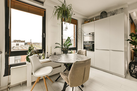 厨房 有白色的柜子和一张桌椅装饰柜台住宅公寓奢华沙发橱柜角落用餐浴室图片