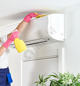 妇女用抹布清洗空调 清洁服务或家庭主妇概念状况琐事主妇女性家居空气女士打扫技术女佣图片