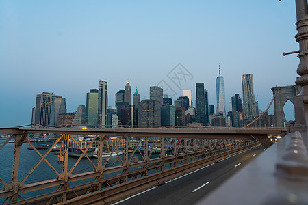 布鲁克林大桥路床和背景中的纽约摩天大楼图片