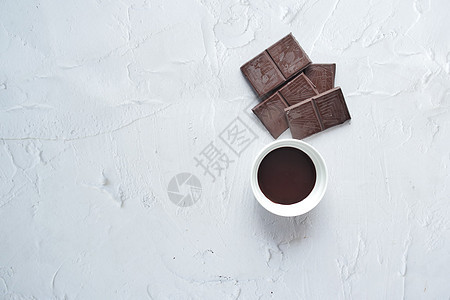 在一个装有复制空间的白色背景容器中的黑巧克力奶油图片