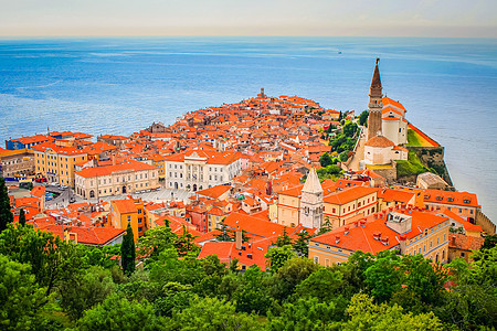 斯洛文尼亚中世纪皮兰老城之上城市旅行天空爬坡景观建筑目的地旅游历史假期图片