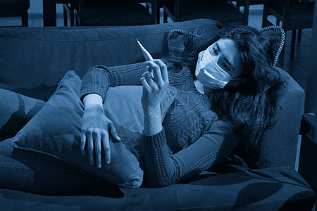 在沙发上拿着温度计的年轻女性发烧 被抓 有流感症状 流感或病毒概念的生病女孩健康长椅组织鼻子客厅调子疼痛成人疾病头痛图片