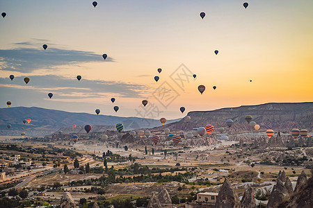由土耳其卡帕多西亚上空飞来的多彩热气球天空蓝色旅行假期火焰地质学运输山脉航班飞机图片
