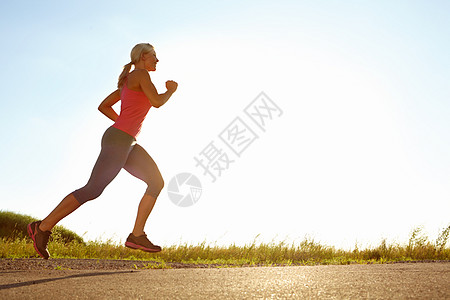 日落前慢跑很快 一个年轻女子在阳光明媚的一天奔跑图片