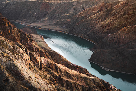 伊利河在阿拉木图地区岩石峡谷的伊利河风景 卡扎克斯坦自然景观图片