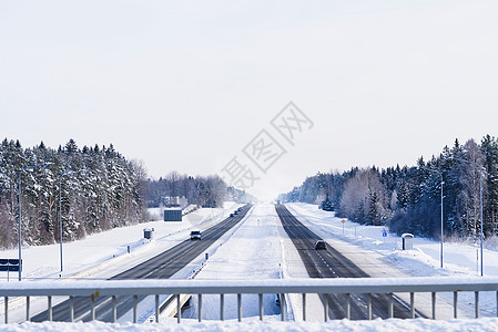 冬季公路 穿过雪林的荒废道路 在严冬公路上驾驶汽车沥青街道天空季节天气运输城市小路途径盐粒图片