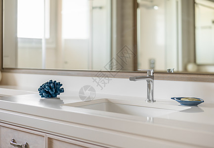 现代清洁的洗手间水槽 在豪华浴室内有大镜子的金属水龙头和白色水槽缝合图片