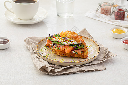 部分鲑鱼牛角面包三明治草药咖啡店菜单羊角美食水平早餐午餐面包小吃图片