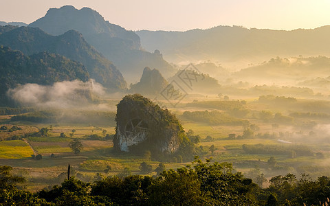 在泰国北部的国家公园山景环境爬坡薄雾丛林风景天空旅行旅游太阳热带图片