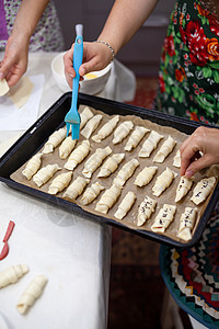 制作自制羊角面包和在家做其他糕点的过程厨师家务女士桌子围裙乐趣孩子烤箱甜点家庭图片
