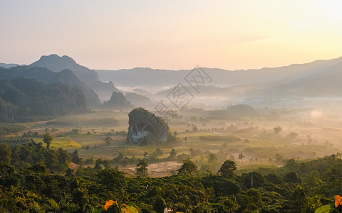 在泰国北部的国家公园山景处热带公园风景旅行阳光太阳旅游农村日落山脉图片