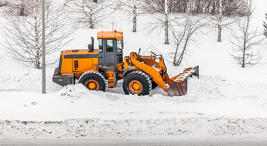 清理雪地 拖拉机在大雪降雪后扫清了道路暴风雪卡车横幅装载机挖掘机车轮清洁工天气行动刮刀图片