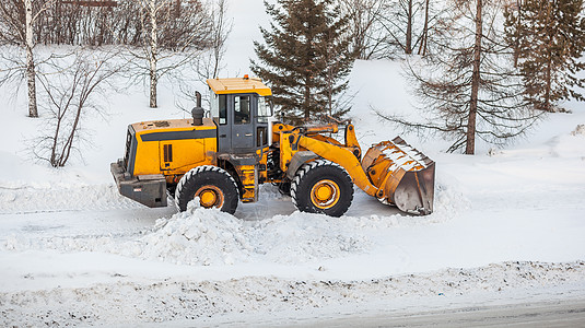 清理雪地 拖拉机在大雪降雪后扫清了道路挖掘机天气行动推土机工作服务清洁工车轮运输刮刀图片