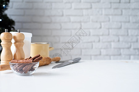新鲜制作肉桂卷 在烘烤盘上 节日烹饪甜点食物产品面包肉桂厨师厨房糕点面粉新年图片