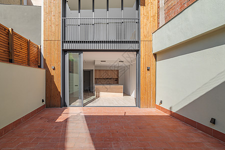木制和金属当代建筑立面的正面视图 带有垂直的木材条纹 西班牙巴塞罗那狭窄现代住宅的室外外观公寓蓝色天空玻璃木头城市艺术建造建筑学图片