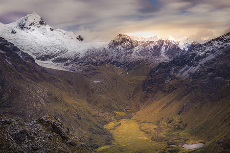 在的Huascaran山群 雪压安第斯山脉 秘鲁安卡什景观荒野环境保护地标风景冰川旅行目的地晴天旅游背景图片