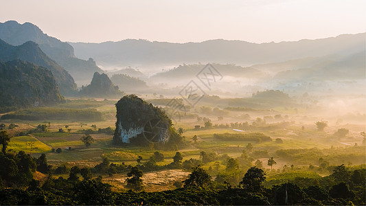 在泰国北部的国家公园山景处太阳国家丛林天空热带风景山脉农村阳光薄雾图片