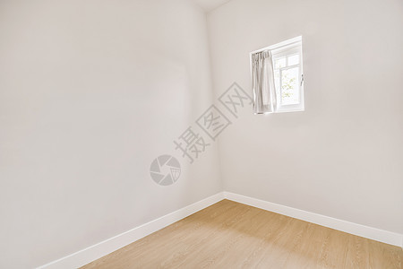 白色房间 有窗户和木地板图片