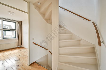 一个有木地板和楼梯的家中的楼梯奢华住宅地面桌子结构件风格窗户家具房子障碍图片