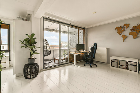 设有办公桌和大窗的家用办公室地面景观风格沙发枕头奢华住宅壁炉城市椅子图片