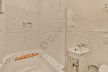 一个带浴缸和水槽的白色浴室毛巾窗户房间血管洗手间瓷砖家具风格镜子卫生间图片