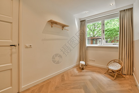 一个有椅子和窗户的客厅装饰枕头地面建筑学公寓住宅风格桌子家具木地板图片
