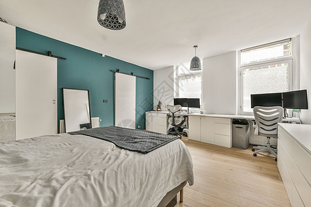 卧室和床铺 办公桌和椅子地毯房间房子装饰奢华桌子地面公寓蓝色监视器图片