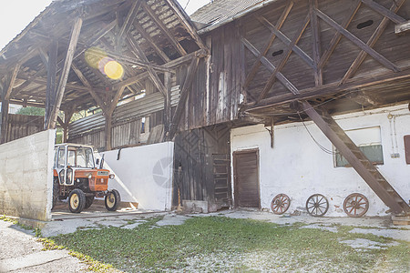斯洛文尼亚阿尔卑斯山村的旧谷仓和拖拉机图片
