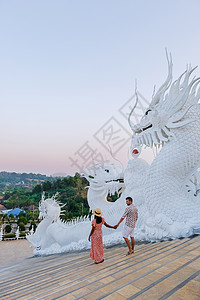 访问清莱大布达寺的泰国建筑学佛教徒夫妻宗教游客庆典女性宝塔建筑雕塑图片