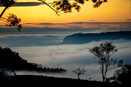 山区地貌的多彩色日出农村旅游阳光太阳环境国家森林生态旅行薄雾图片