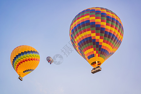 蓝色天空上美丽的热气球空气旅行篮子假期航班运动娱乐冒险自由运输图片