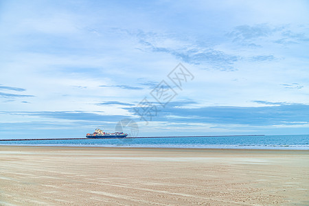 沙滩货轮海岸码头海景货物海洋旅行旅游支撑太阳蓝色图片