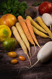 木制背景的夏季新鲜蔬菜乡村萝卜食用菌生食团体食物黄瓜香菜茄子食品图片