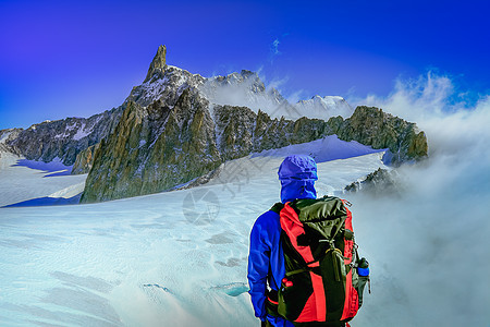 Mont Blanc地貌和意大利奥斯塔谷摄影岩石山脉旅游表面雪山晴天蓝色风景远足图片