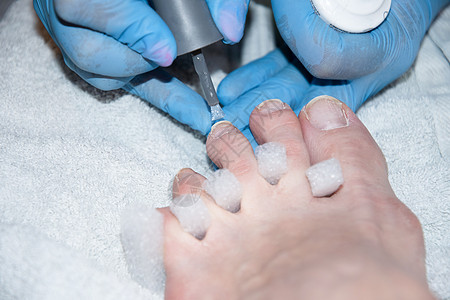 脚指师傅在客户的脚指甲上涂了凝胶油手指清洁度机器脚跟工作女孩抛光流程程序沙龙图片