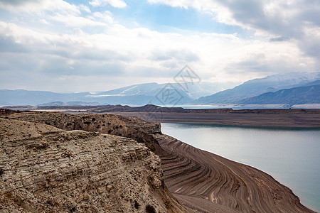 高山上美丽的水库 低水位 干旱石头假期天空悬崖地面岩石蓝色气候地标爬坡图片