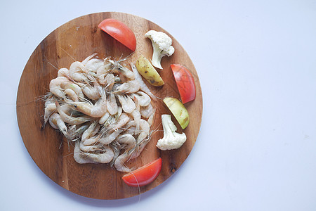 桌边有生的海虾食物红色海鲜生食砧板桌子盘子图片