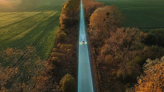 自动驾驶电动汽车在道路上行驶 动画可视化传感器扫描前方道路的车辆 危险 限速 人工智能数字化和分析未来之路图片