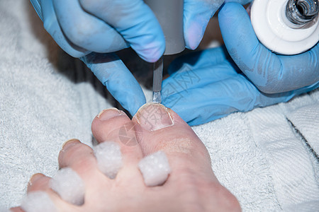 脚指师傅在客户的脚指甲上涂了凝胶油流程程序温泉抛光手指凝胶治疗女孩药品机器图片