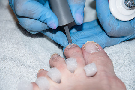 脚指师傅在客户的脚指甲上涂了凝胶油服务药品脚跟短袜抛光温泉清洁度女性机器医生图片